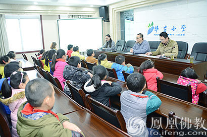 重庆华岩文教基金为华岩小学子颁发奖学金_凤大全小报小学生图片图片
