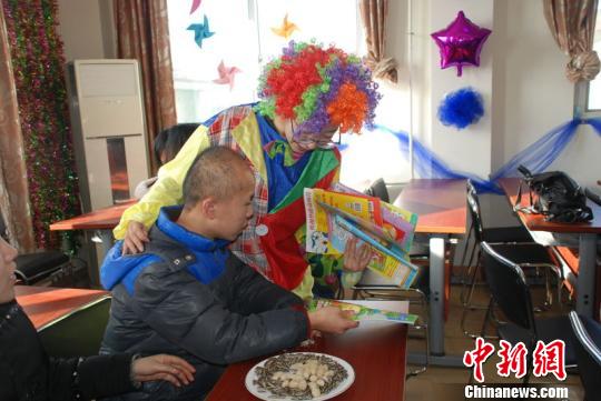 山西小丑医生走进福利院 探访孤残儿童送欢乐