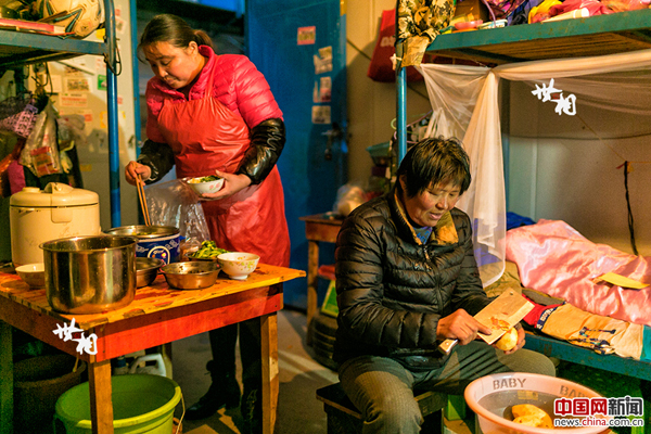 不到10平的空间，袁道荣与另外三位工友共同居住。昏暗的房间里，袁道荣正低着头削着手里的红薯。