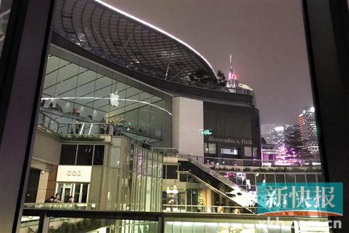 ■受停电事件波及,APPLE STORE内一片漆黑。