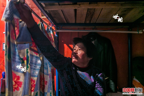 每当准备入睡之时，袁道荣都会把床头的布帘放下来，拉得紧紧的，仿佛要将自己的空间独立开来。也就是在这个间隙，她躺在床上，想想远方的家人。