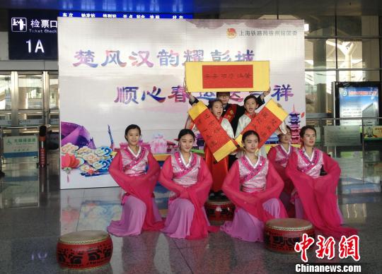 在徐州东站“汉韵使者”们身着汉服为旅客送上春联。　朱志庚　摄