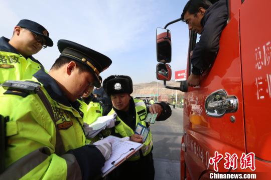 路政部门与高速交警联动对过往车辆超限超载行为进行查处 胡贵龙 摄