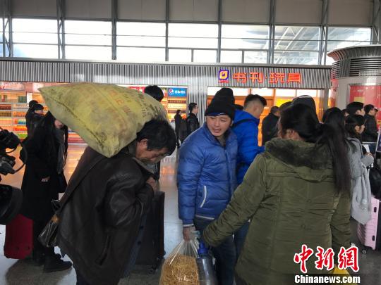 图为杭州汽车客运中心站旅客大包小包踏上春运路。　施佳秀 摄