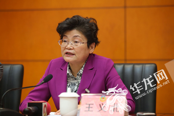 原市政协农业委主任王义北为重庆农村电商发展支招。记者 李裕锟 摄