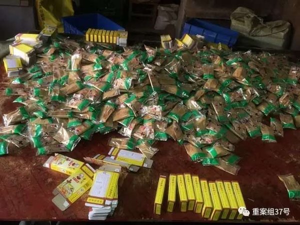 2017年1月11日，天津独流镇七堡村河北一条的一村民家中，罐装好的假十三香小袋装，等待工人往单包装纸盒里装。