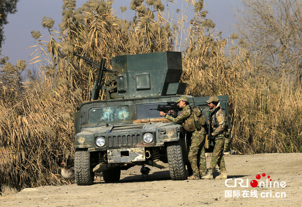 　　当地时间2017年1月15日，伊拉克摩苏尔，伊拉克军队持续在摩苏尔东部打击“伊斯兰国”武装。图片来源：视觉中国