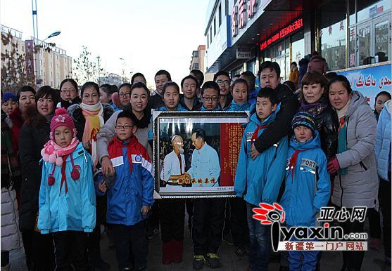 新疆托里:小手拉大手 共同升国旗_凤凰资讯