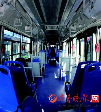 18米长的BRT车内空间十分宽敞。