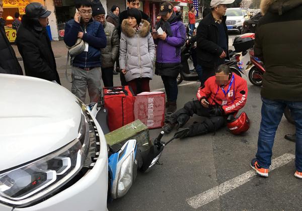 南京一外卖配送公司聘残疾人当骑手,多数因表