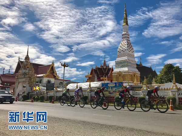 　　选手经过湄公河边的大塔寺，此时距离终点仅有400米左右。新华网记者 杨舟 摄