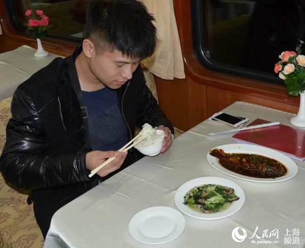 不少旅客喜欢到餐车点菜（刘磊 摄）