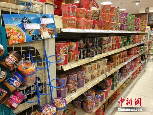 回家过年!这些“春运神器”,你会用吗?(组图) - 风帆页页 - 风帆页页博客 北京一家超市货架上摆放的方便面。中新网 邱宇 摄