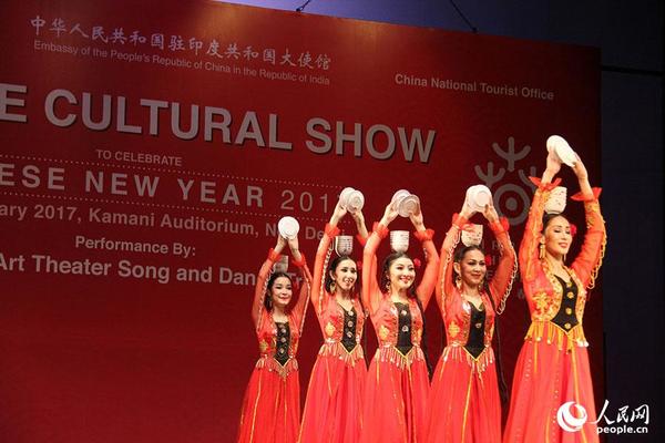 　　新疆歌舞团演出