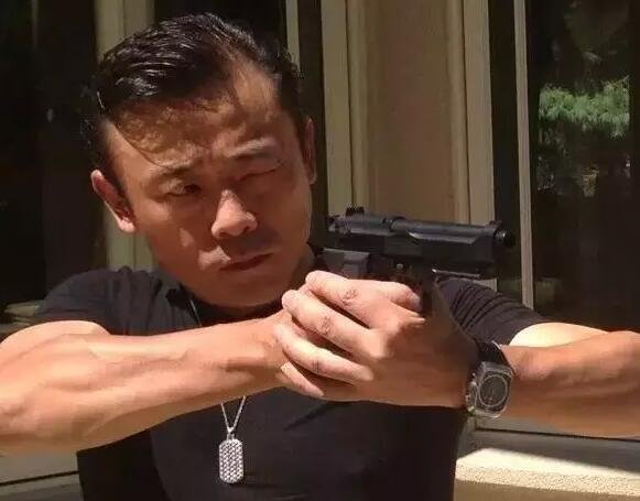 “即便贩毒也不吸毒”的周立波涉毒涉枪在美被捕，正在“过堂”的他会面临何种惩罚?_凤凰资讯