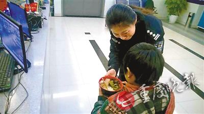 出门遇到困难警察来帮忙 手机凤凰网