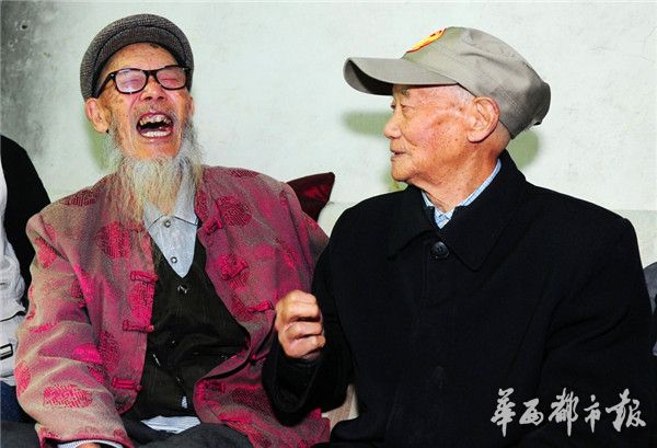2014年10月11日，陈海才与同属李家钰部队的老兵郑维邦相聚。