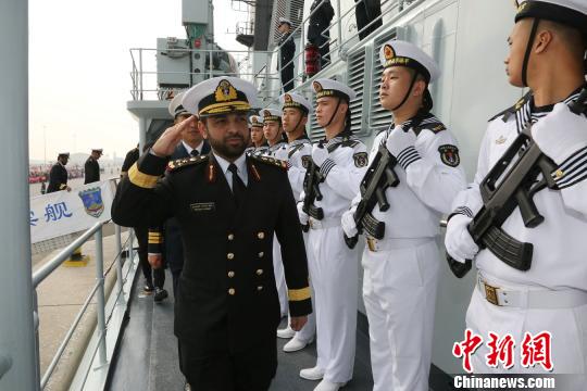 卡塔尔海军舰队司令加尼姆参观中国海军第二十四批护航编队哈尔滨舰。　王长松 摄