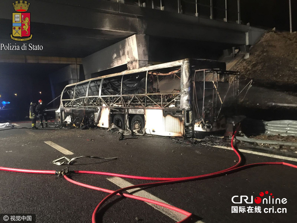 　　当地时间2017年1月21日，意大利维罗纳，当地一辆大巴撞到电缆塔随后起火，造成至少16人死亡，36人受伤。图片来源：视觉中国