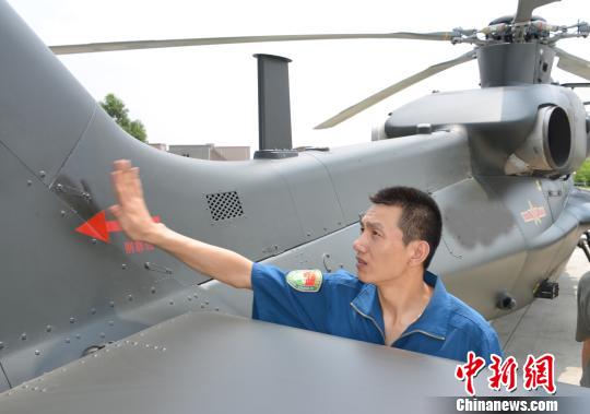 飞行员张浩能飞多种机型，这是2014年9月10日，在飞行前检查他心爱的战鹰。　肖庆明 摄