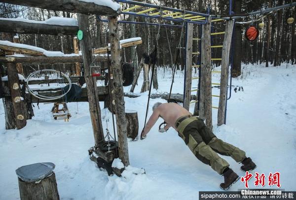 俄罗斯民众公园自制健身器械 雪地赤膊健身