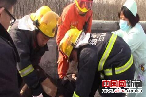 图为消防队员救出被困者