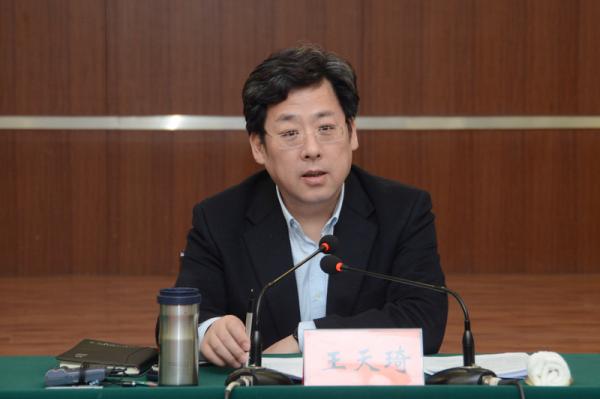 写出"10万"讲话稿的宿迁市长:被拍到和市民拼桌吃擀面_手机凤凰网