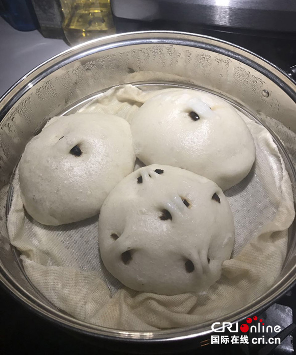 　　孟令军一家开始蒸馒头，为年夜饭做准备。（孟令军供图）