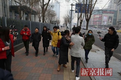 律师和当事人女儿王艳玲来到法院