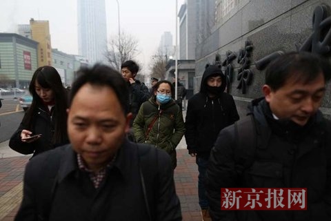 律师和当事人女儿王艳玲来到法院