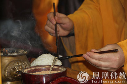 鸿山寺两序大众在大雄宝殿上供(图片来源:凤凰佛教 摄影:慧德)