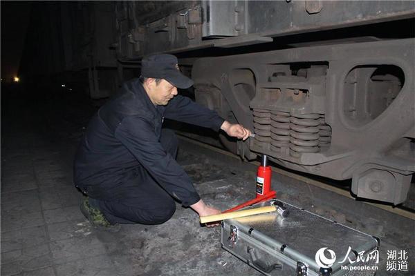 20时45分,平东到发列检作业场三班修车员李大春在处理枕簧窜出故障。