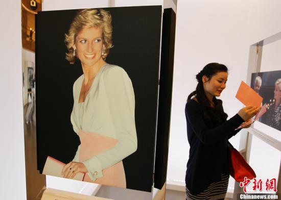 市民参观英国已故王妃戴安娜的图片展。