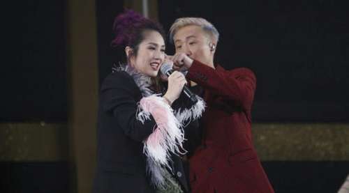 杨千嬅现身郑中基演唱会 台上深情相拥