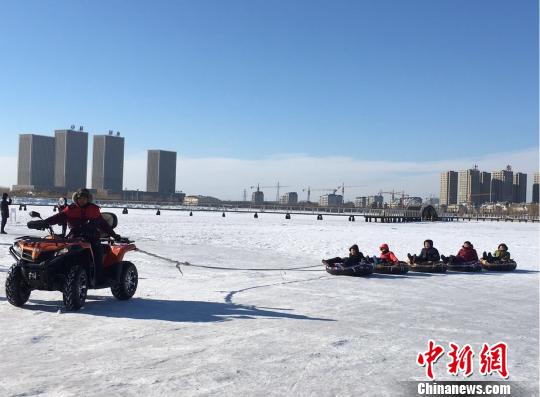 东北城市中湖泊变“天然冰场”，市民不畏“极寒”新春玩兴浓。　朱晓颖　摄