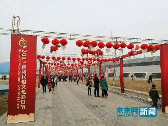 春节期间,很多人带着父母孩子,喊上亲朋好友,游