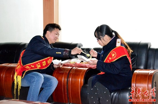 铁路夫妻的春运志愿服务:把握青春年华 做有意