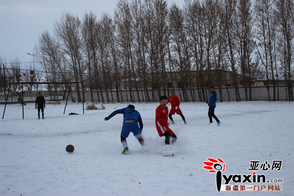新疆福海县:别有一番风味的雪地足球赛