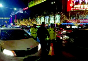 涉嫌酒后驾驶的男子被带走。