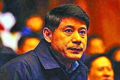 信兰成的“保守”成为争议的焦点。