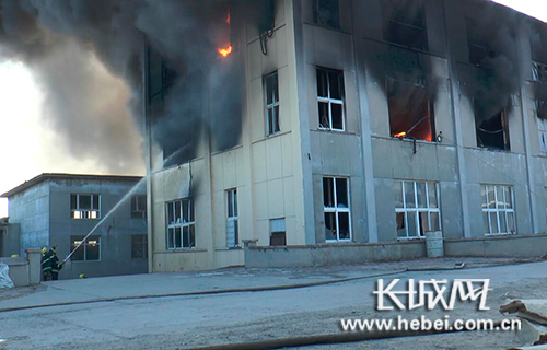 沧州青县一仓库起火 消防官兵战斗两小时扑灭
