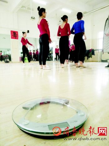 舞蹈房里放着电子秤,每周都会量体重。