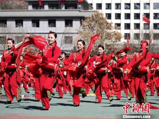 安塞腰鼓女子方阵。　高庆国　摄