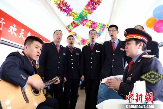 乘务员为韩波献唱送祝福　王舒　摄