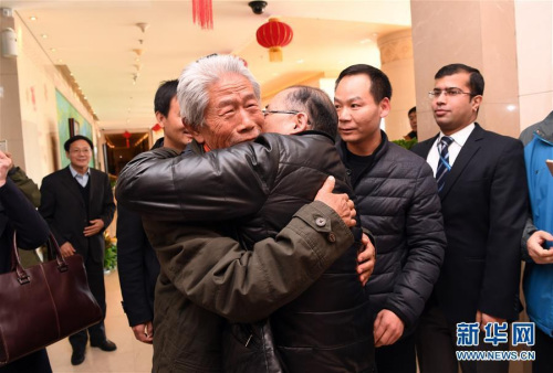 2月11日,在北京首都国际机场,王琪老人与前来迎接他的侄子拥抱。新华社记者金良快摄图片来源:新华网