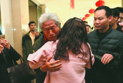 11日，在北京首都国际机场，王琪老人与前来迎接他的侄女拥抱。