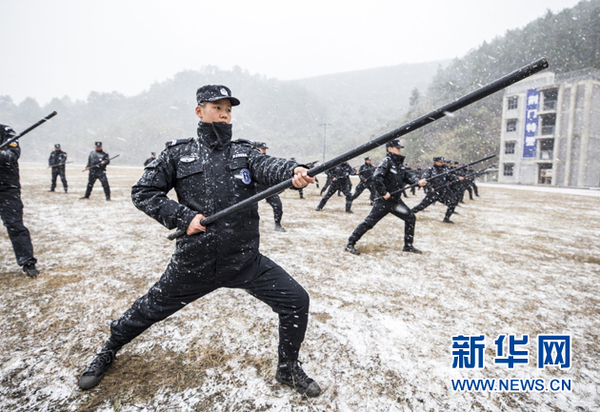 　　荆门公安民警雪中练兵（杨奎 摄）