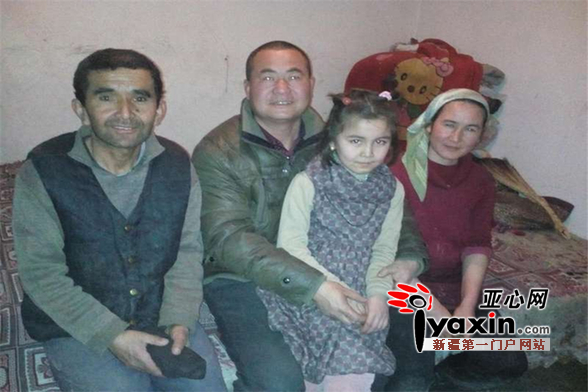 图为罗俊虎(右二)与“亲戚”吐洪·艾山的全家福