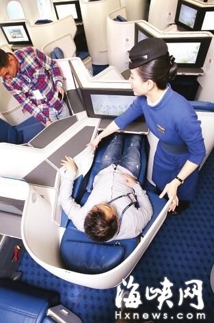 　　长途飞行时，商务舱内的乘客可以平躺休息