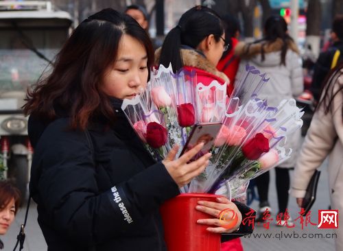 济南情人节卖花人,返校大学生成主流